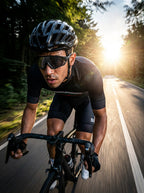 Ciclista na descida com sol