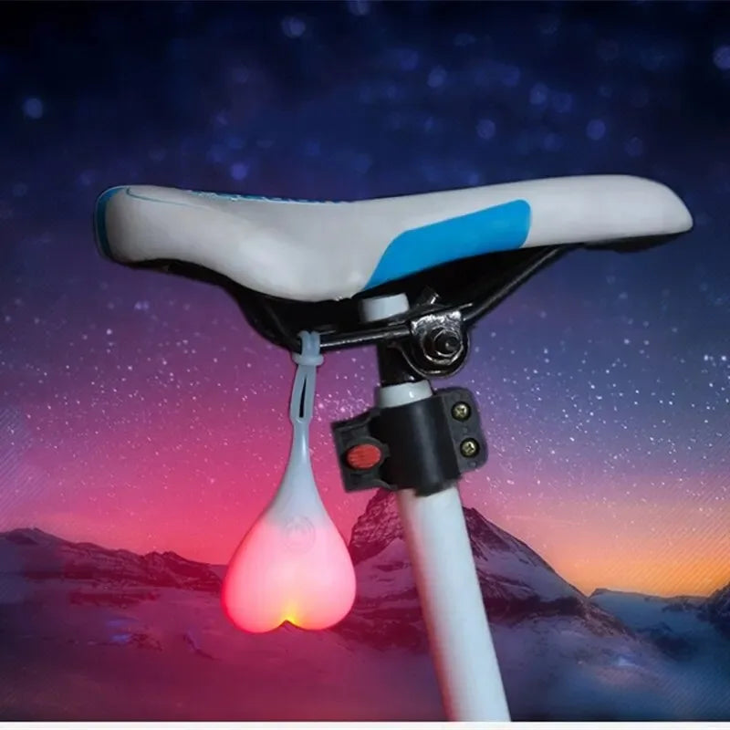 A luz que morre no meio do pedal noturno.