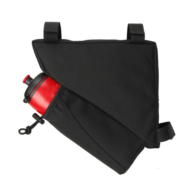 A roda de trás joga água direto na bolsa de selim.